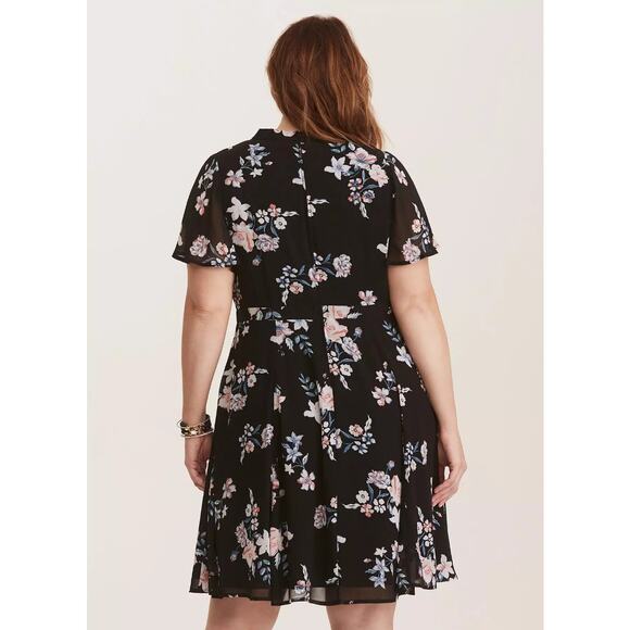 TORRID Womens 16 Black Floral Print Chiffon Tie Neck Flutter Sleeve Skater Dress - Picture 4 of 15